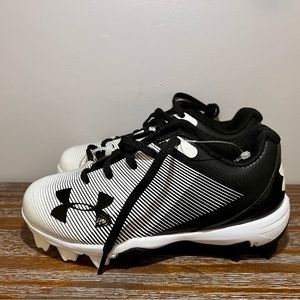 NWT Under Armour kids baseball shoes, size 11